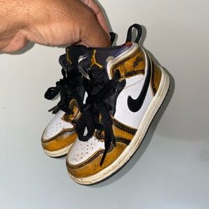 Nike Air Jordan 1 Mid SE